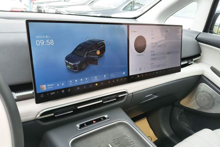 Used VOYAH Dream 2025 PHEV Four-Wheel-Drive Flagship Kunpeng Edition Audio And AC Panel