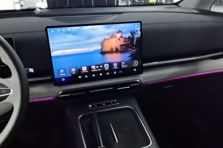 Used VOYAH Dream 2025 EV Four-Wheel-Drive Flagship Qiankun Version Audio And AC Panel