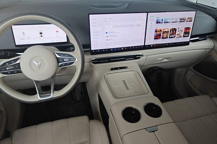 Used VOYAH Dream 2025 PHEV Four-Wheel-Drive Flagship Kunpeng Edition Audio And AC Panel
