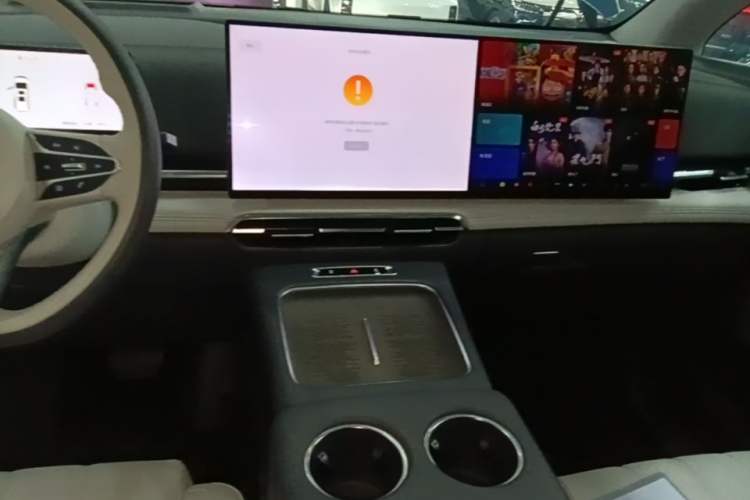 Used VOYAH Dream 2025 PHEV Four-Wheel-Drive Flagship Kunpeng Edition Audio And AC Panel