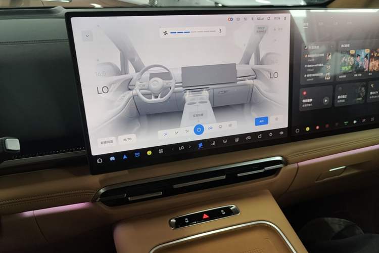 Used VOYAH Dream 2025 PHEV Four-Wheel-Drive Flagship Kunpeng Edition Audio And AC Panel