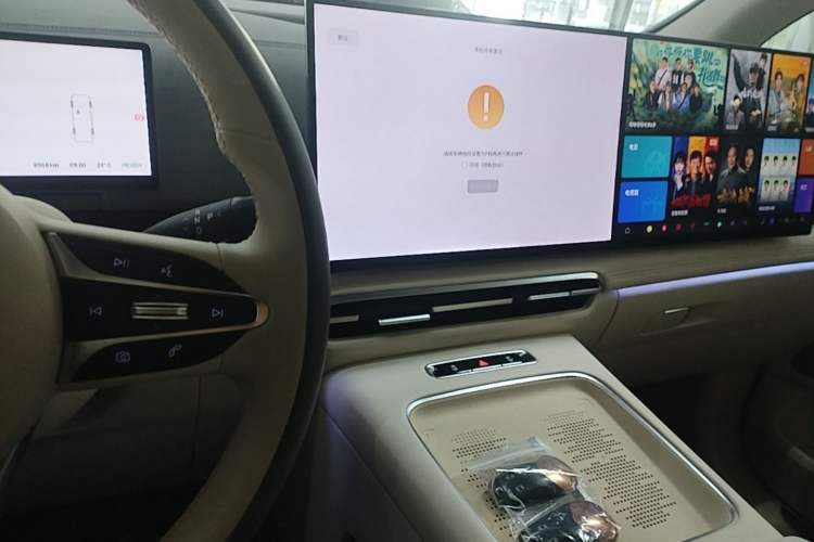 Used VOYAH Dream 2025 PHEV Four-Wheel-Drive Flagship Kunpeng Edition Audio And AC Panel