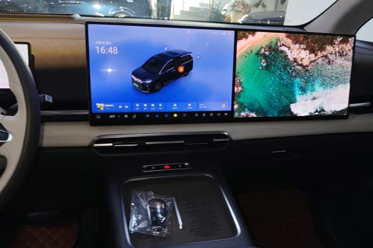 Used VOYAH Dream 2025 PHEV Four-Wheel-Drive Flagship Kunpeng Edition Audio And AC Panel