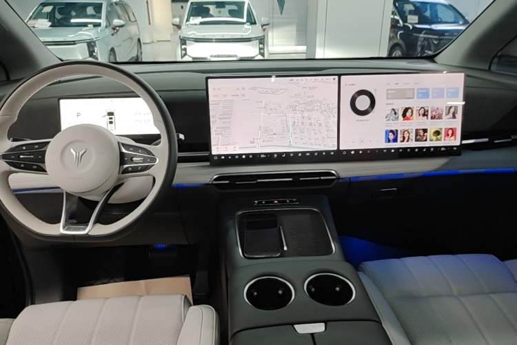 Used VOYAH Dream 2025 PHEV Four-Wheel Drive Excellence Kunpeng Edition Audio And AC Panel