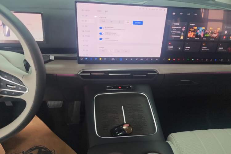 Used VOYAH Dream 2025 PHEV Four-Wheel-Drive Flagship Kunpeng Edition Audio And AC Panel