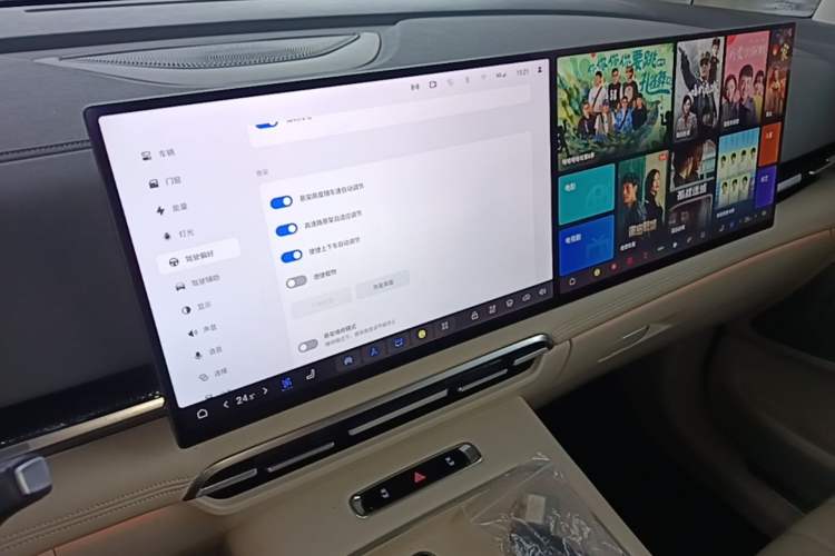 Used VOYAH Dream 2025 PHEV Four-Wheel-Drive Flagship Kunpeng Edition Audio And AC Panel