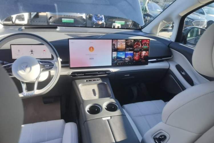 Used VOYAH Dream 2025 PHEV Four-Wheel-Drive Flagship Kunpeng Edition Audio And AC Panel