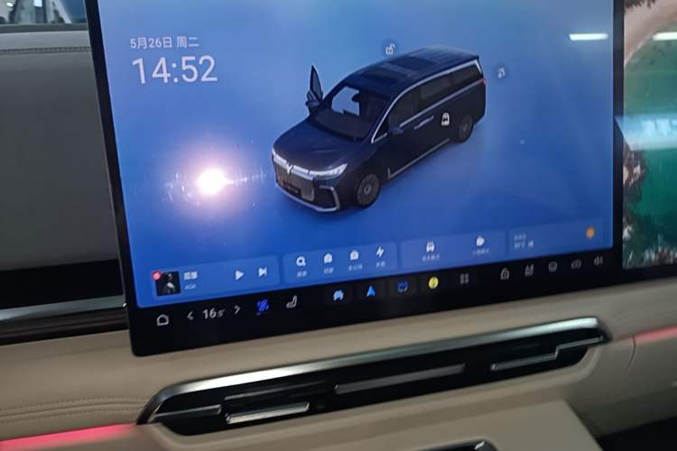 Used VOYAH Dream 2025 PHEV Four-Wheel-Drive Flagship Kunpeng Edition Audio And AC Panel