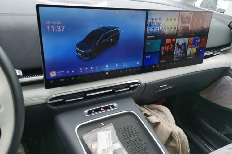 Used VOYAH Dream 2025 PHEV Four-Wheel-Drive Flagship Kunpeng Edition Audio And AC Panel