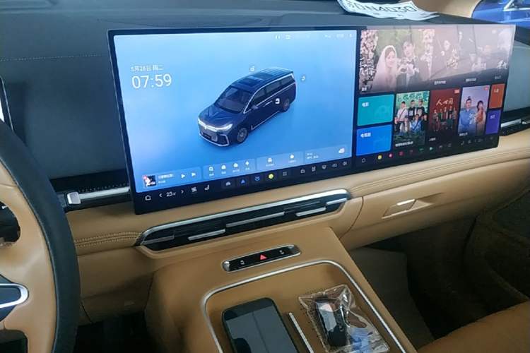 Used VOYAH Dream 2025 PHEV Four-Wheel-Drive Flagship Kunpeng Edition Audio And AC Panel