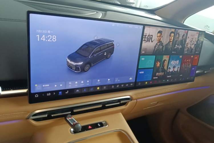 Used VOYAH Dream 2025 PHEV Four-Wheel-Drive Flagship Kunpeng Edition Audio And AC Panel