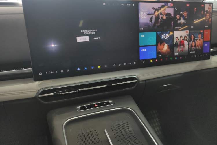 Used VOYAH Dream 2025 PHEV Four-Wheel-Drive Flagship Kunpeng Edition Audio And AC Panel