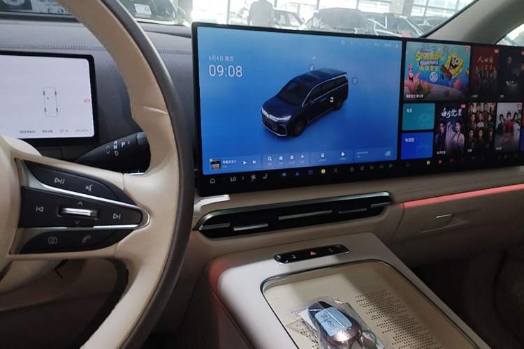 Used VOYAH Dream 2025 PHEV Four-Wheel-Drive Flagship Kunpeng Edition Audio And AC Panel