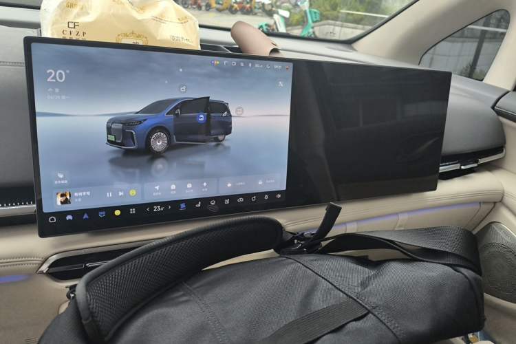 Used VOYAH Dream 2025 PHEV Four-Wheel-Drive Flagship Kunpeng Edition Audio And AC Panel