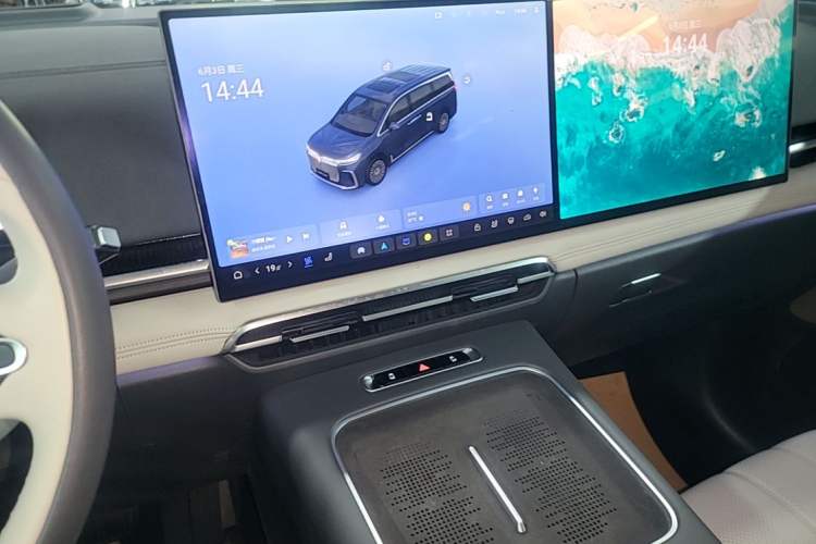 Used VOYAH Dream 2025 PHEV Four-Wheel-Drive Flagship Kunpeng Edition Audio And AC Panel