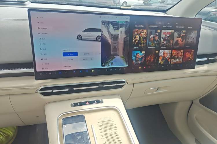 Used VOYAH Dream 2025 PHEV Four-Wheel-Drive Flagship Kunpeng Edition Audio And AC Panel