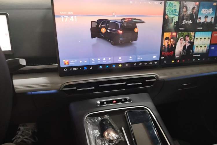 Used VOYAH Dream 2025 PHEV Four-Wheel-Drive Flagship Kunpeng Edition Audio And AC Panel
