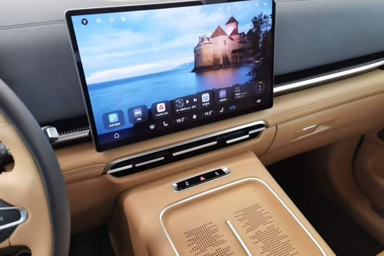 Used VOYAH Dream 2025 PHEV Four-Wheel Drive Prestige Qiankun Edition Audio And AC Panel