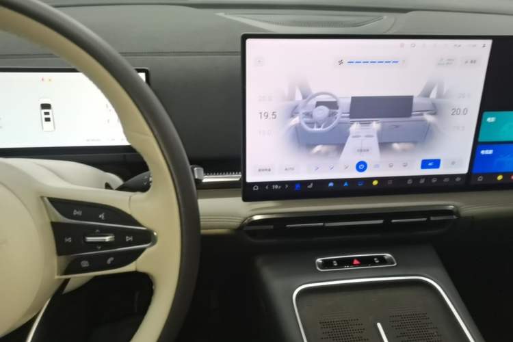 Used VOYAH Dream 2025 PHEV Four-Wheel-Drive Flagship Kunpeng Edition Audio And AC Panel