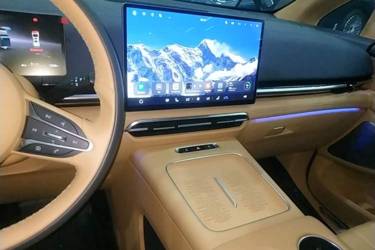 Used VOYAH Dream 2025 PHEV Four-Wheel Drive Prestige Qiankun Edition Audio And AC Panel