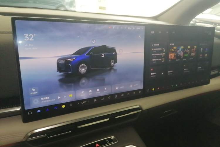 Used VOYAH Dream 2025 PHEV Four-Wheel-Drive Flagship Kunpeng Edition Audio And AC Panel