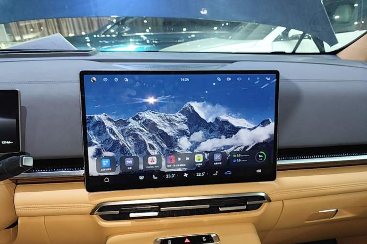 Used VOYAH Dream 2025 PHEV Four-Wheel Drive Prestige Qiankun Edition Audio And AC Panel