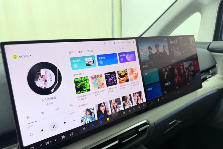 Used VOYAH Dream 2025 PHEV Four-Wheel-Drive Flagship Kunpeng Edition Audio And AC Panel