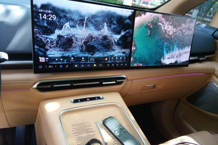 Used VOYAH Dream 2025 PHEV Four-Wheel Drive Excellence Kunpeng Edition Audio And AC Panel