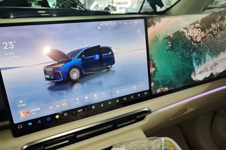 Used VOYAH Dream 2025 PHEV Four-Wheel Drive Prestige Kunpeng Edition Audio And AC Panel