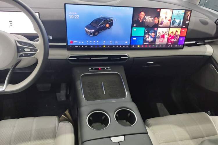 Used VOYAH Dream 2025 PHEV Four-Wheel-Drive Flagship Kunpeng Edition Audio And AC Panel
