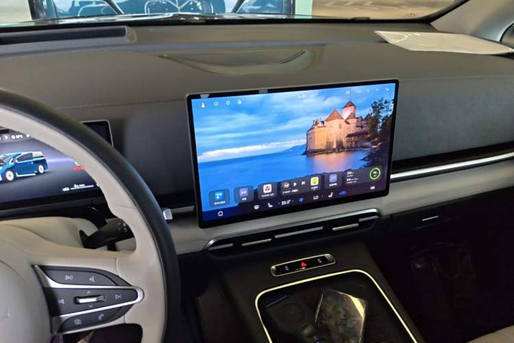 Used VOYAH Dream 2025 PHEV Four-Wheel Drive Prestige Kunpeng Edition Audio And AC Panel