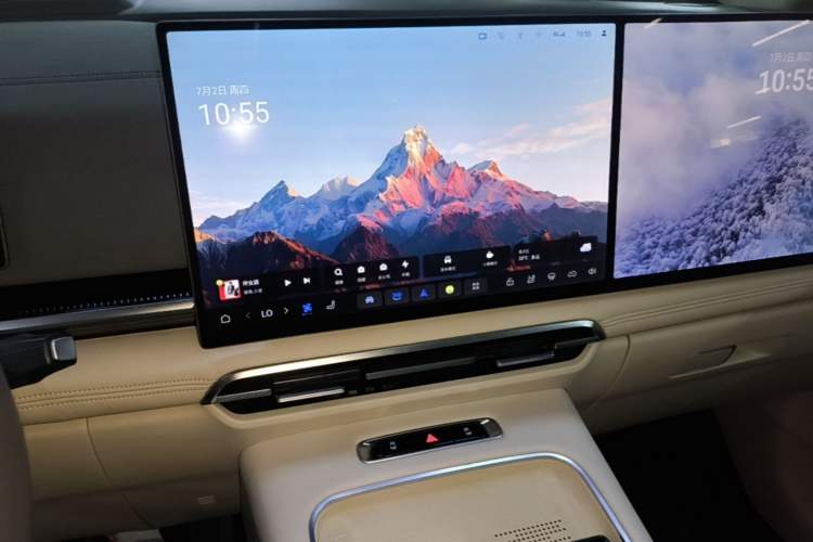 Used VOYAH Dream 2025 PHEV Four-Wheel-Drive Flagship Kunpeng Edition Audio And AC Panel