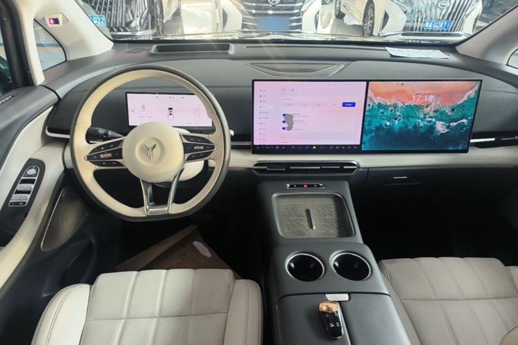 Used VOYAH Dream 2025 PHEV Four-Wheel-Drive Flagship Kunpeng Edition Center Console