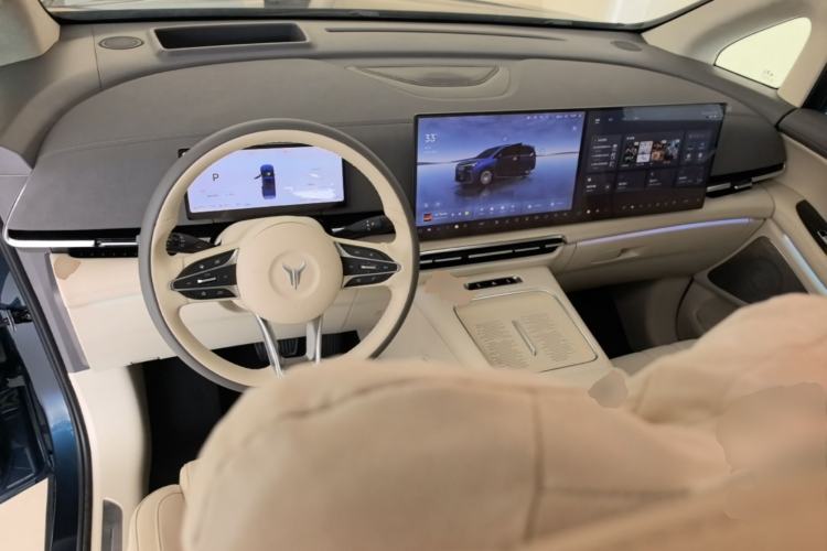 Used VOYAH Dream 2025 PHEV Four-Wheel-Drive Flagship Kunpeng Edition Center Console