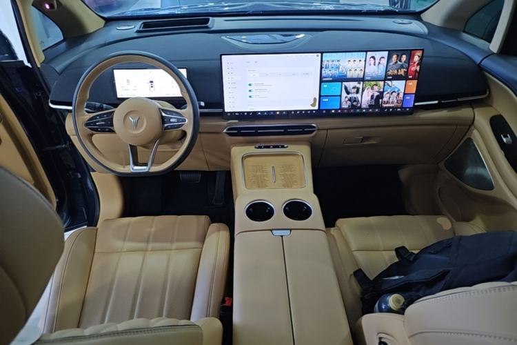 Used VOYAH Dream 2025 PHEV Four-Wheel-Drive Flagship Kunpeng Edition Center Console