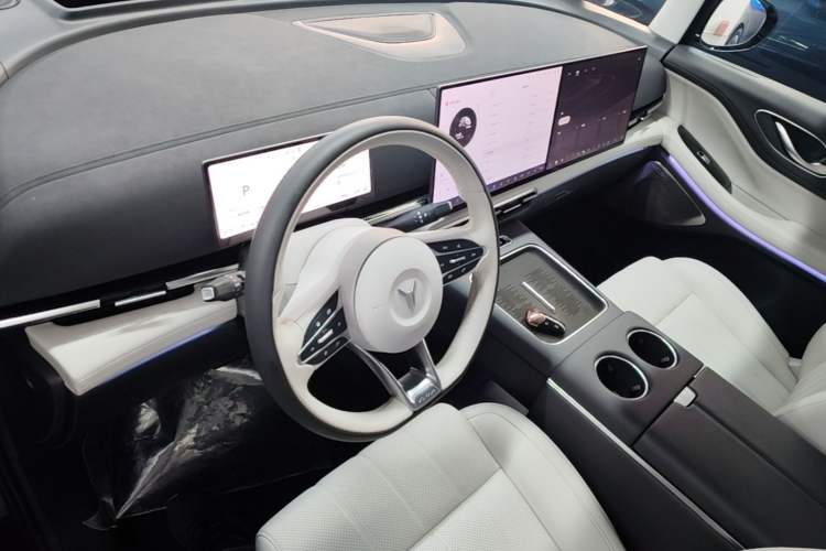 Used VOYAH Dream 2025 PHEV Four-Wheel-Drive Flagship Kunpeng Edition Center Console
