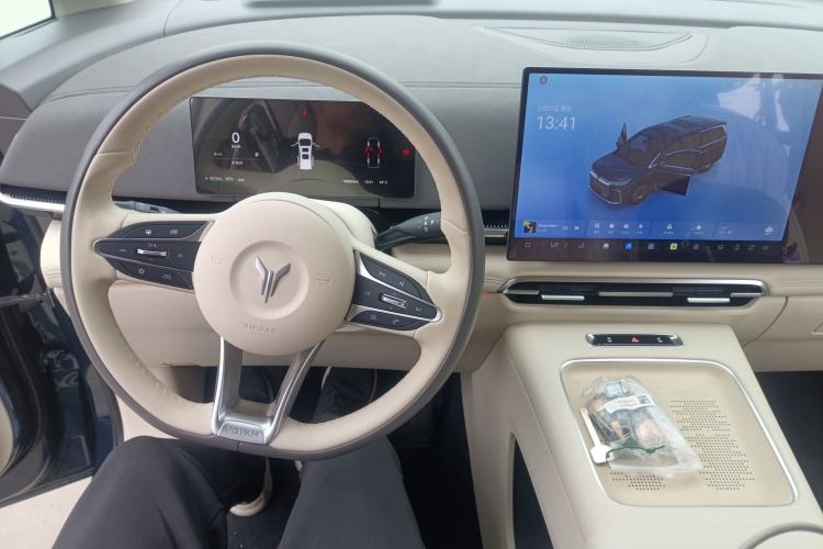 Used VOYAH Dream 2025 EV Four-Wheel Drive Flagship Kunpeng Edition Center Console