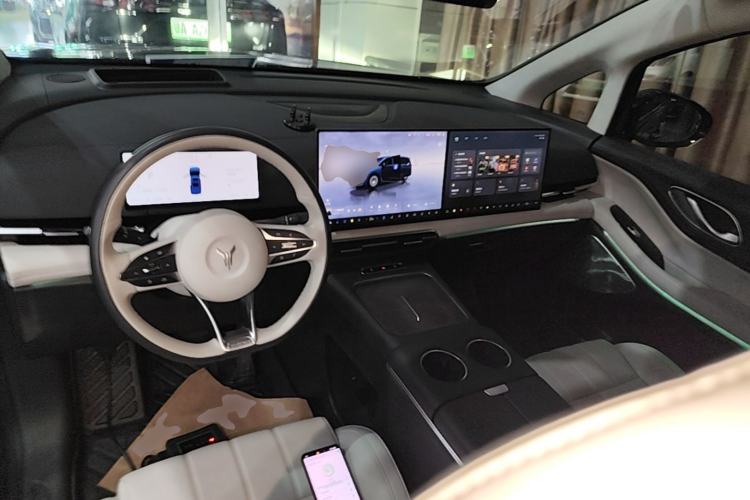 Used VOYAH Dream 2025 PHEV Four-Wheel-Drive Flagship Kunpeng Edition Center Console