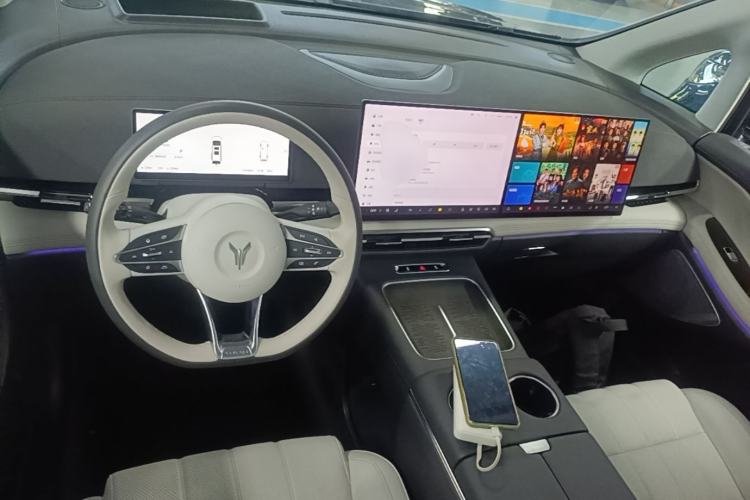 Used VOYAH Dream 2025 PHEV Four-Wheel-Drive Flagship Kunpeng Edition Center Console