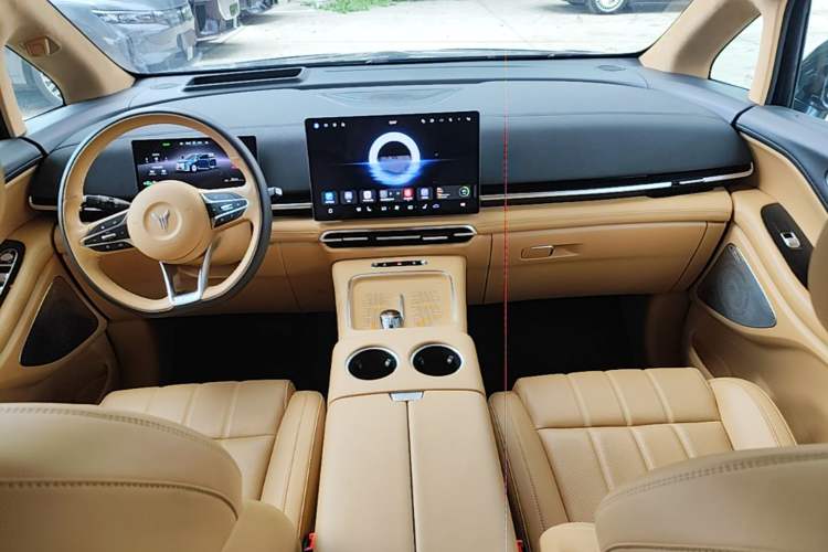 Used VOYAH Dream 2025 PHEV Four-Wheel Drive Prestige Qiankun Edition Center Console