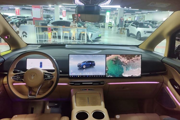 Used VOYAH Dream 2025 PHEV Four-Wheel Drive Prestige Kunpeng Edition Center Console