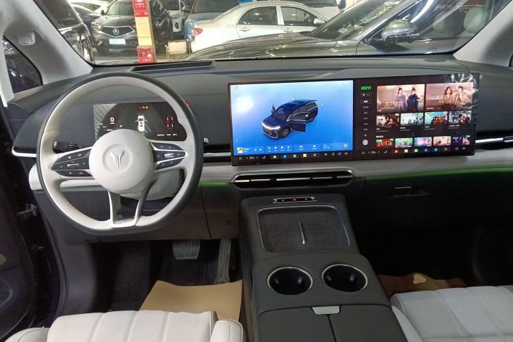 Used VOYAH Dream 2025 PHEV Four-Wheel-Drive Flagship Kunpeng Edition Center Console