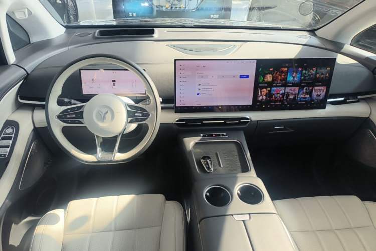 Used VOYAH Dream 2025 PHEV Four-Wheel-Drive Flagship Kunpeng Edition Center Console