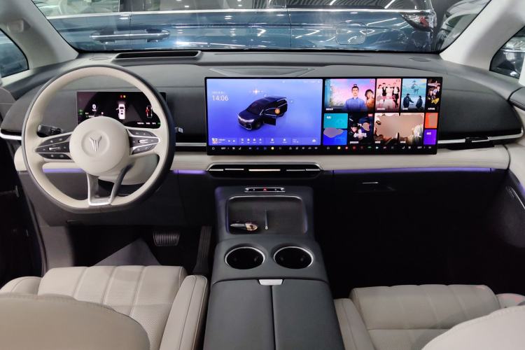 Used VOYAH Dream 2025 PHEV Four-Wheel-Drive Flagship Kunpeng Edition Center Console