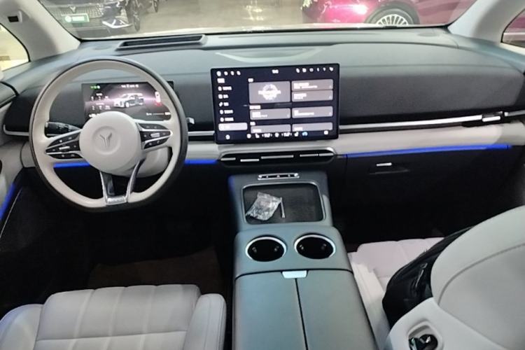 Used VOYAH Dream 2025 EV Four-Wheel Drive Flagship Kunpeng Edition Center Console