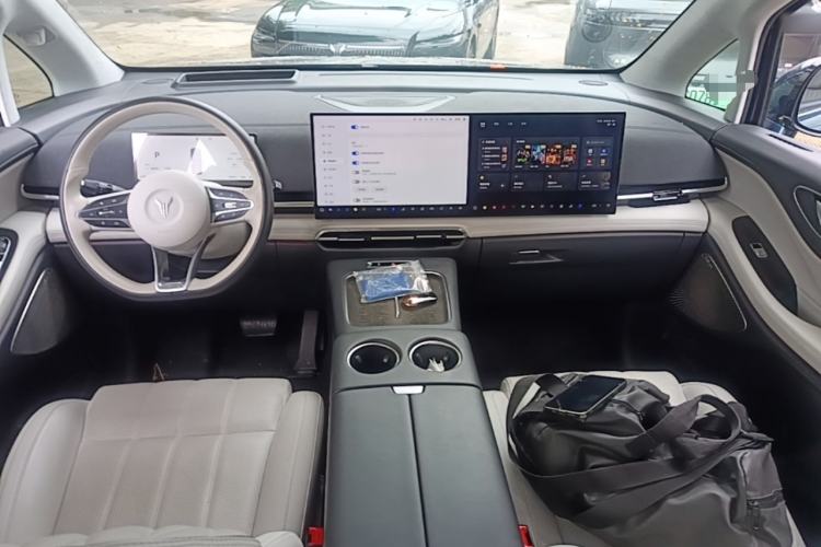 Used VOYAH Dream 2025 PHEV Four-Wheel-Drive Flagship Kunpeng Edition Center Console