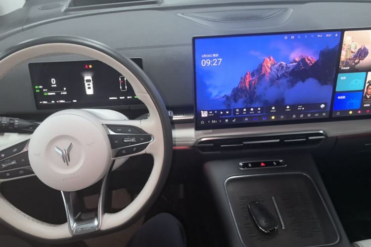 Used VOYAH Dream 2025 PHEV Four-Wheel-Drive Flagship Kunpeng Edition Center Console
