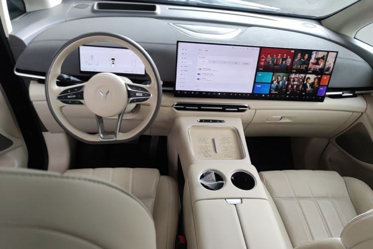 Used VOYAH Dream 2025 PHEV Four-Wheel-Drive Flagship Kunpeng Edition Center Console