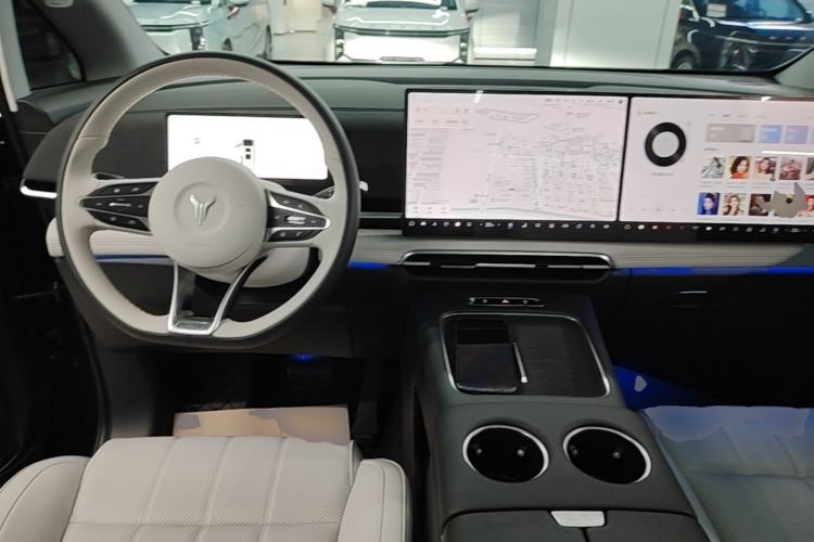 Used VOYAH Dream 2025 PHEV Four-Wheel Drive Excellence Kunpeng Edition Center Console