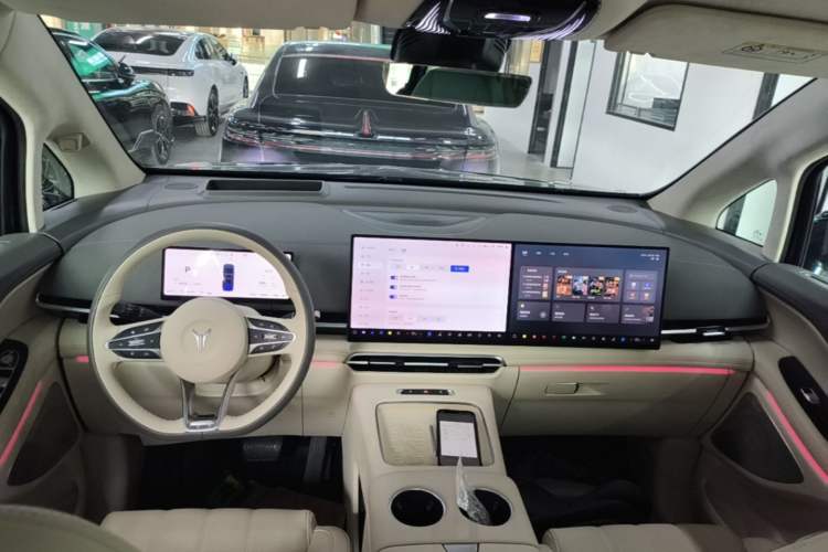 Used VOYAH Dream 2025 PHEV Four-Wheel-Drive Flagship Kunpeng Edition Center Console